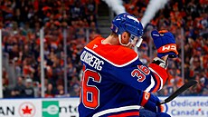 John Klingberg z Edmonton Oilers oslavuje gól.