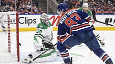 Ryan Nugent-Hopkins (93) z Edmonton Oilers zakonuje na bránu Dallas Stars, v...