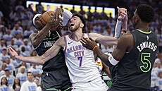 Chet Holmgren (7) z Oklahoma City Thunder bojuje na doskoku s duem z Minnesota...
