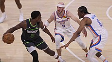 Anthony Edwards (5) z Minnesota Timberwolves zdvojený v zápase s Oklahoma City...