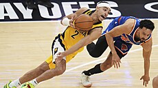 Andrew Nembhard (2) z Indiana Pacers nají�dí ker ko�i New York Knicks, brání ho...