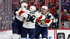 A. J. Greer (10), Tomá� Nosek (92) a Niko Mikkola (77) z Florida Panthers slaví...