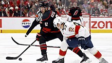 Jesperi Kotkaniemi (82) z Carolina Hurricanes si hlídá puk v zápase s Florida...