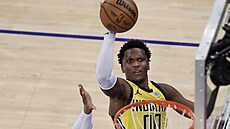 Bennedict Mathurin (00) z Indiana Pacers zakonuje na ko New York Knicks pes...