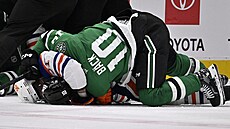Oskar Bäck (10) z Dallas Stars a Troy Stecher (51) z Edmonton Oilers ve pi