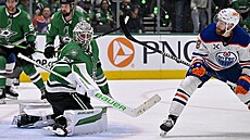 Jake Oettinger (29) v brán Dallas Stars se otáí za pukem v zápase s Edmonton...