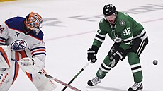 Stuart Skinner (74) v brán Edmonton Oilers. Odehrává puk v zápase s Dallas...
