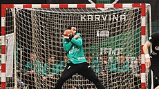 Karvinský branká Petr Mokro chytá stelu plzeského soupee z pravého kídla.