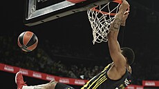 Khem Birch z Fenerbahce smeuje v euroligovém semifinále do koe Panathinaikos.