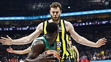 Nicolo Melli z Fenerbahce brání v zápase s Panathinaikosem.