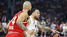 Mike James (u míe) z Monaka v zápase s Olympiakosem, brání ho Evan Fournier.