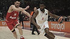 Kostas Papanikolau (vlevo) z Olympiakosu brání v zápase s AS Monako, uniká mu...