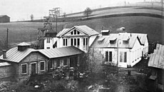 Dl Katharina /pozdji Stachanov) v roce 1934, uprosted achetní budova s...