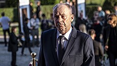 Re�isér Václav Marhoul p�ichází na rozlou�ení s Ji�ím Barto�kou v Rudolfinu...
