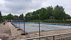 Rekreaní bazén na Tyrov koupaliti ohradili pro tuto sezonu zábranami....