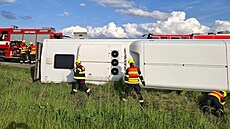 Mezi obcemi Skalná a Kiovatka na Chebsku sjel autobus do píkopu. idie prý...