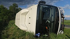 idi se prý vyhýbal protijedoucímu vozidlu a oslnilo ho slunce. Vyjel ze...