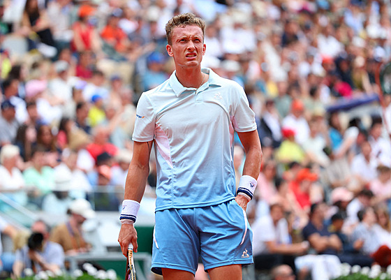Zadumaný Jií Leheka ve tetím kole Roland Garros.