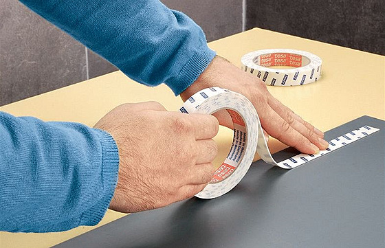 P�nové oboustranné pásky p�ilepí nap�íklad zrcadlo na kachlíky v koupeln�.