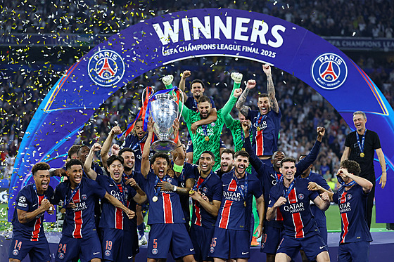 Fotbalisté PSG slaví vítzství v Lize mistr