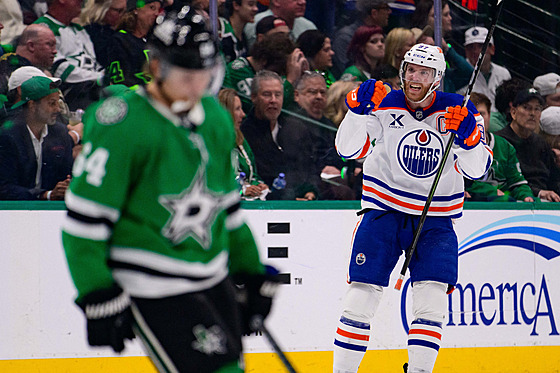 Connor McDavid (97) z Edmonton Oilers se raduje z gólu v zápase s Dallas Stars.