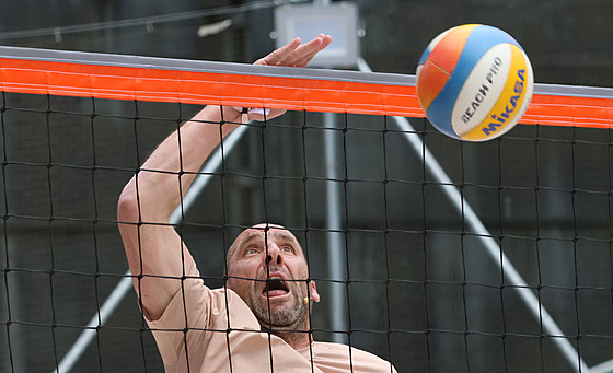 Někdejší fotbalový reprezentant Jan Koller si v Ostravě na beachvolejbalovém...