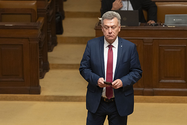 Hra na nekompetentní ňoumy. Předvolební plakát s Fialou teď dostal úplně nový rozměr