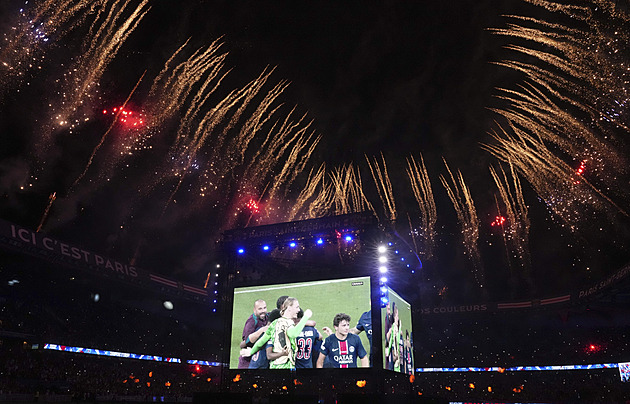 ZÁPISNÍK: Ohňostroje, slavící Eiffelovka i dva mrtví. Paříž po titulu PSG explodovala