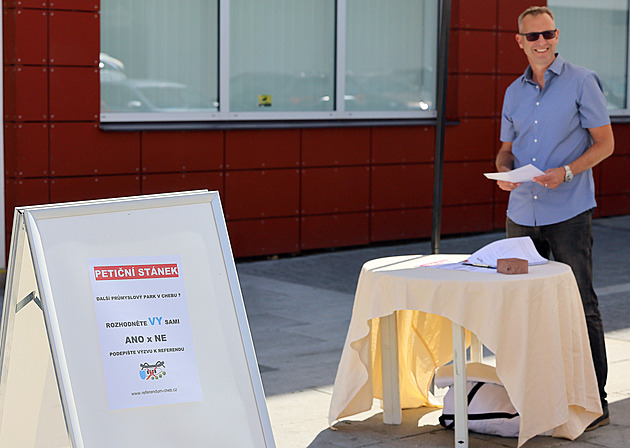 Martin erník s petiním stánkem na podporu referenda, aby zastupitelstvo msta...
