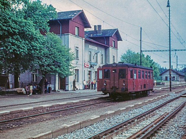 Motorov� v�z M131.1029 ve stanici Dobron�n v posledn� den pravideln�ho osobn�ho...