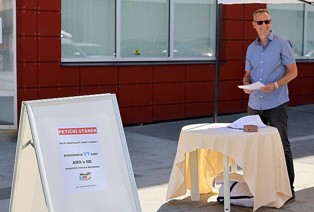 Martin erník s petiním stánkem na podporu referenda, aby zastupitelstvo msta...