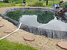 Mu z Bystice u Tince si plnil velk zahradn jezrko neleglnm odbrem vody...