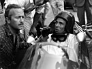 ÚSP̊NÉ DUO. Jim Clark se p�ed startem Velké ceny baví s konstruktérem a...