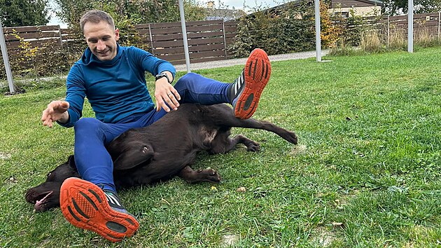 V psm hotelu Marka a Moniky Jungrovch v Hladov u Jihlavy se maj klienti jako v rji. Po celodennm dovdn v prod a po dobrm jdle jim bval ligov fotbalista obas dokonce pete i pohdku.