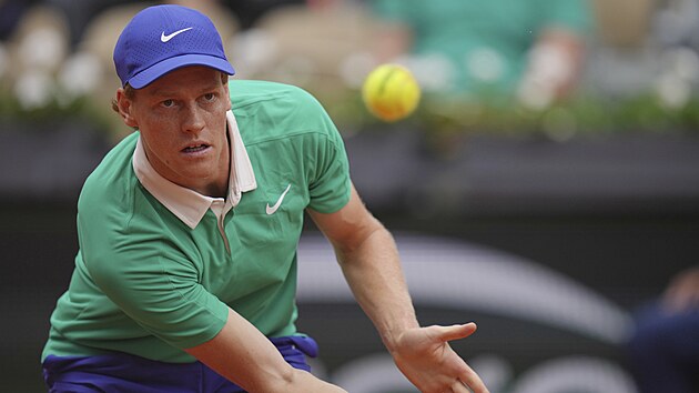 Italsk tenista Jannik Sinner ve tetm kole Roland Garros