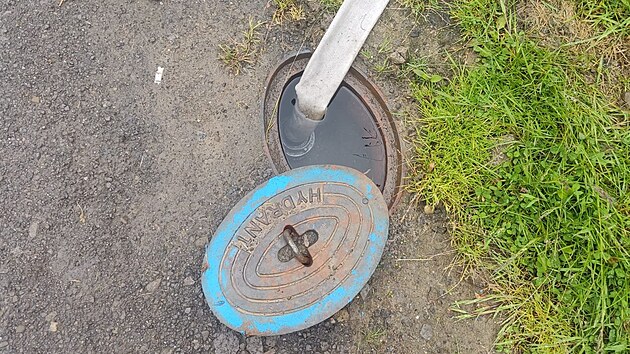 Muž z Bystřice u Třince si plnil velké zahradní jezírko nelegálním odběrem vody z hydrantu. (30. května 2025)