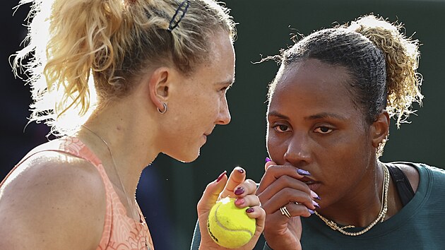 Kateřina Siniak ve American Taylor Townsend maç sırasında birlikte konuşuyor ...