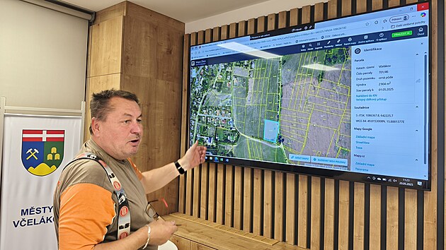 Starosta Velkova Jan Pejcha ukazuje v katastrln map pozemek, jeho majitel na nm zaali stavt bez jakhokoli povolen. Te chtj po obci zmnu zemnho plnu.