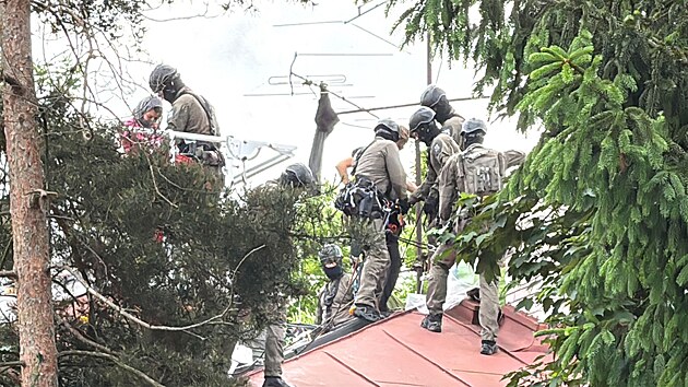 Zsahov jednotce se spn podailo dostat squatery se stehy oputn budovy. (30. kvtna 2025)