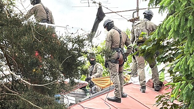 Zsahov jednotce se spn podailo dostat squatery se stehy oputn budovy. (30. kvtna 2025)