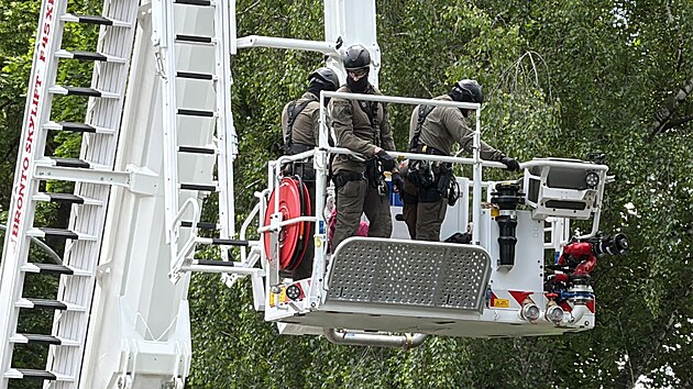 Zsahov jednotka za pomoci ploiny dostala dol astnky protestu. (30. kvtna 2025)