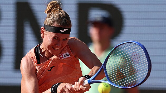 Marie Bouzková hraje bekhend ve t�etím kole Roland Garros.