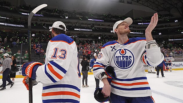 Mattias Janmark (13) a John Klingberg (36) slav postup Edmonton Oilers do finle Stanley Cupu.