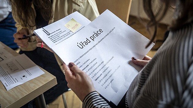 Na workshopu agentury STEM si astnci mohli vyzkouet, jakm pekkm el lid s postienm pi hledn zamstnn. (26. kvtna 2025)