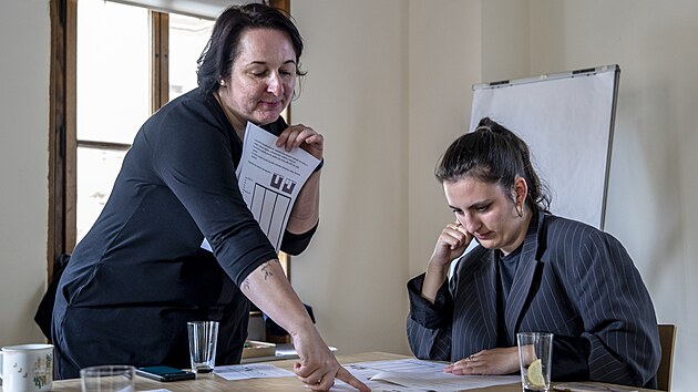 Na workshopu agentury STEM si astnci mohli vyzkouet, jakm pekkm el lid s postienm pi hledn zamstnn. (26. kvtna 2025)