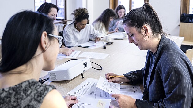 Firmy plánují ve třetím čtvrtletí letošního roku zaměstnance více přijímat než propouštět. Vyplývá to z průzkumu společnosti ManpowerGroup, který se na toto téma tázal 520 zaměstnavatelů v soukromém i veřejném sektoru. Snižování stavů nejvíce zasáhne oblast energetiky, nabírat se naopak chystají komunikační služby. 