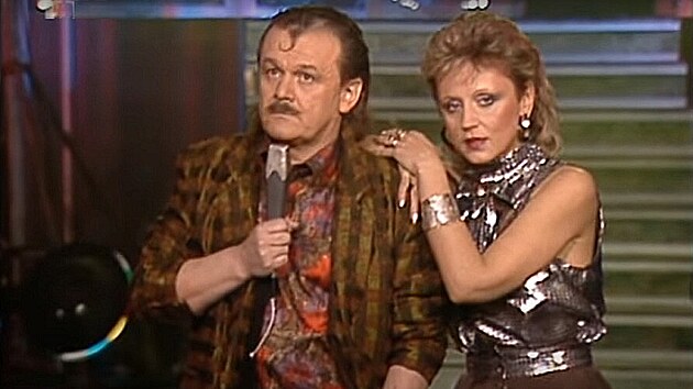 Karel ��p a Petra Jan� jako ��st kapely Triky a Pov�ry v po�adu Mo�n� p�ijde i kouzeln�k (1988)