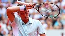 Jií Leheka si utírá pot v utkání tetího kola Roland Garros.