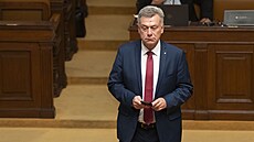 Ve Snmovn pokrauje ádná schze, bhem ní by poslanci mli schvalovat...