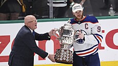 Kapitán a hlavní hv�zda Edmontonu Connor McDavid p�ebírá trofej pro vít�ze...